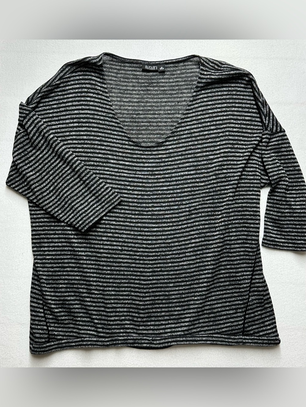 a.n.a Woman 2X Black Gray Striped V‑Neck Long Sleeve Top P2P 28